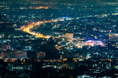 Gece vakti havai fişeklerle dolu Chiangmai şehri, Tayland.