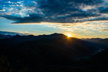 Wat Phrathat Doi Leng 'in Tayland manzaralı sisli dağ manzarası.