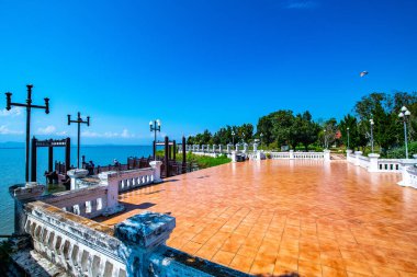 The yard beside the lake in Si Khom Kham temple, Thailand.