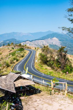 Tayland 'ın boklua bölgesindeki dağda yol.