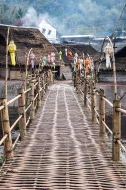 Tayland 'ın Bokuai bölgesinde Mang nehri üzerinde küçük bir köprü..
