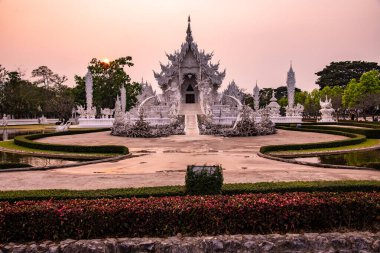 Tayland 'ın Chiangrai bölgesindeki Rong Khun tapınağı..