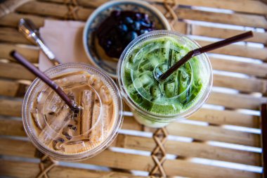 Buzlu Matcha Latte ve Buzlu Kahve Plastik Cam, Tayland.