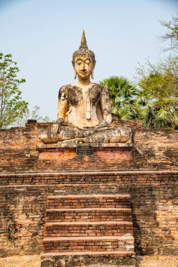 Si Satchanalai tarihi parkında antik Buda, Tayland.