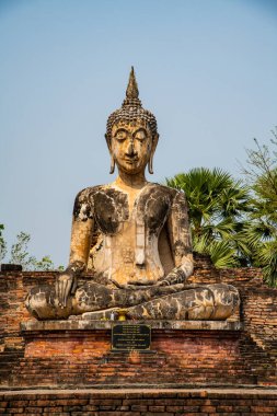 Si Satchanalai tarihi parkında antik Buda, Tayland.