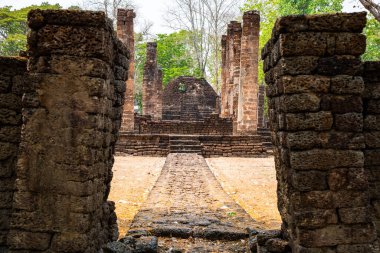 Wat Suan Kaeo Utthayan Yai tapınağı Si Satchanalai tarihi parkı, Tayland.