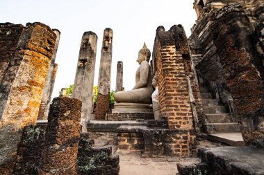 Antik Buda heykeli Phra Si Ratana Mahathat Chaliang tapınağı, Tayland.