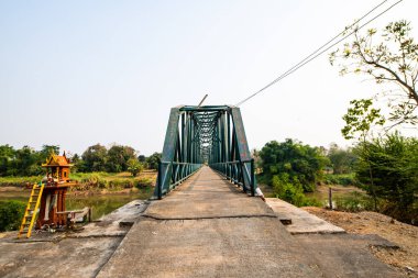 Tayland 'ın Sukhothai eyaletinde nehir üzerindeki demir köprü..