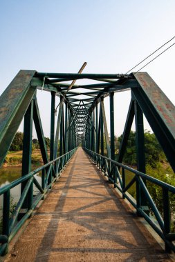 Tayland 'ın Sukhothai eyaletinde nehir üzerindeki demir köprü..