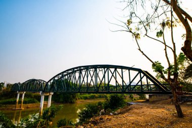 Tayland 'ın Sukhothai eyaletinde nehir üzerindeki demir köprü..