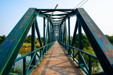 Tayland 'ın Sukhothai eyaletinde nehir üzerindeki demir köprü..