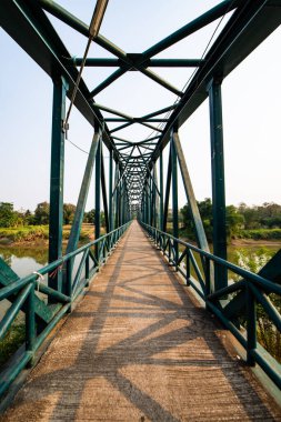 Tayland 'ın Sukhothai eyaletinde nehir üzerindeki demir köprü..