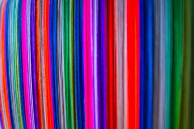 Eski bir ahşap dokuma tezgahında renkli iplikler, Tayland.