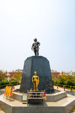 UTTARADIT, THAILAND - 6 Nisan 2019: Phraya Pichai Dab Hak Anıtı Uttaradit Belediye Binası önünde, Tayland.