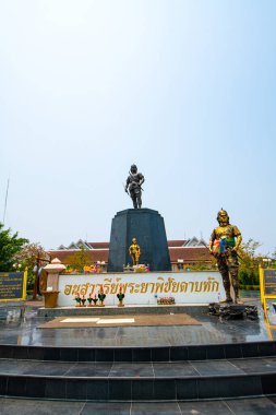 UTTARADIT, THAILAND - 6 Nisan 2019: Phraya Pichai Dab Hak Anıtı Uttaradit Belediye Binası önünde, Tayland.