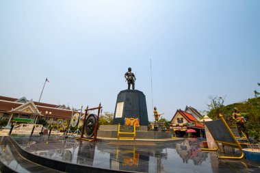 UTTARADIT, THAILAND - 6 Nisan 2019: Phraya Pichai Dab Hak Anıtı Uttaradit Belediye Binası önünde, Tayland.