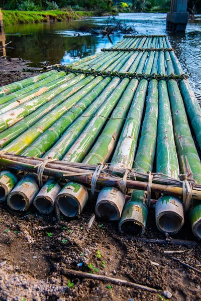 Tayland 'ın Mueang Khong bölgesindeki nehrin kıyısında bambu botu..