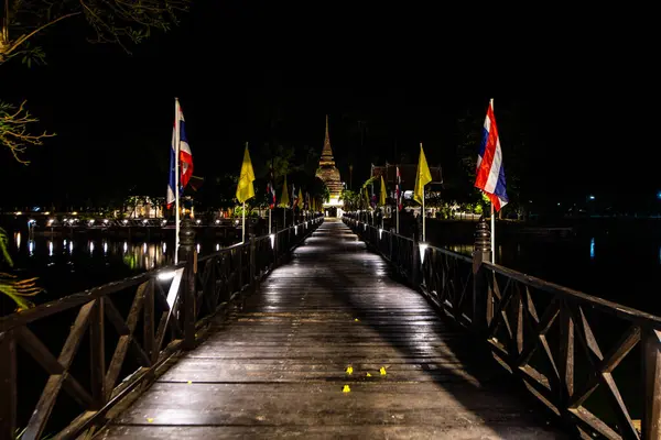 タイのトラ ファン トン寺院の古代の塔と木製の橋 — ストック写真