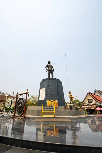 UTTARADIT, THAILAND - 6 Nisan 2019: Phraya Pichai Dab Hak Anıtı Uttaradit Belediye Binası önünde, Tayland.