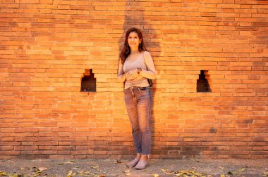 Akşamları duvarları tuğlalı Taylandlı kadın, Chiang Mai..