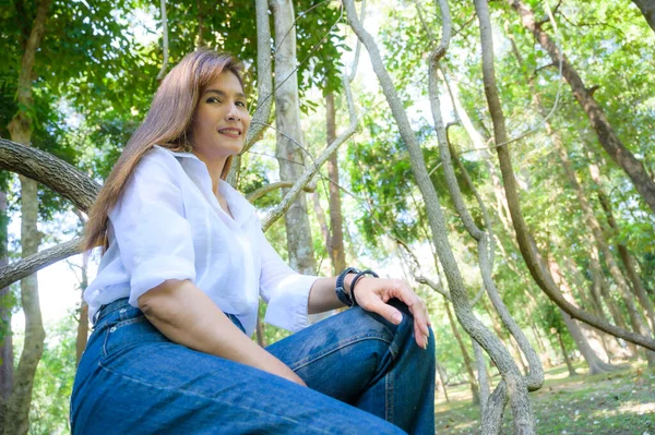 Asijské Žena Nosí Bílou Košili Stromy Pozadí Chiang Mai Provincie — Stock fotografie