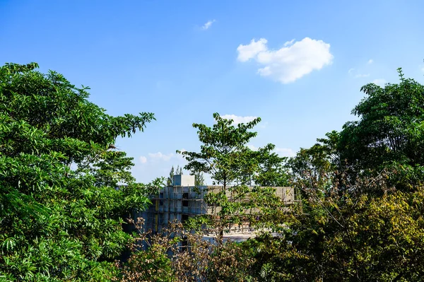 Голубое Небо Строящееся Здание Чианг Прованс — стоковое фото