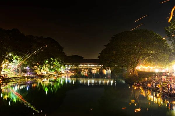 ランプーン 2022年11月8日 ランプーン県のメイ クアン川でのロイ クラトン祭またはイ ペン祭 — ストック写真