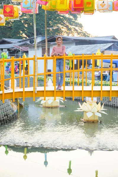 Turista Asiática Mientras Recorre Mercado Flotante Klong Mae Kha Provincia —  Fotos de Stock