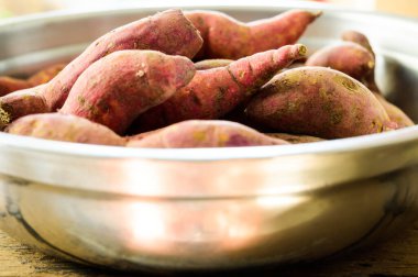 Paslanmaz çelik kasede taze patates, Tayland.