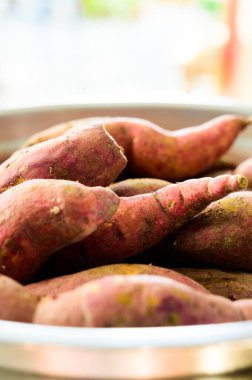 Paslanmaz çelik kasede taze patates, Tayland.