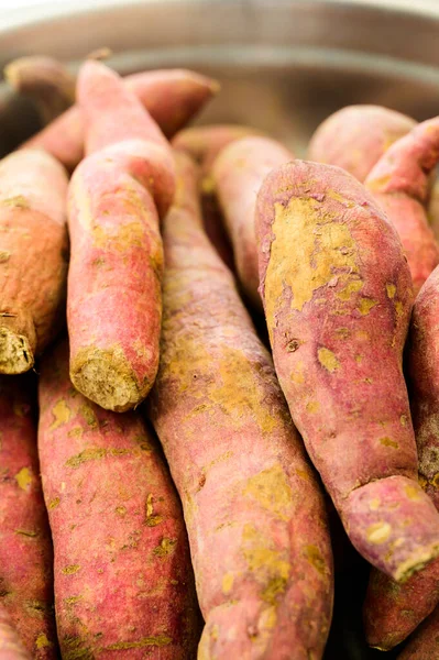 Paslanmaz çelik kasede taze patates, Tayland.