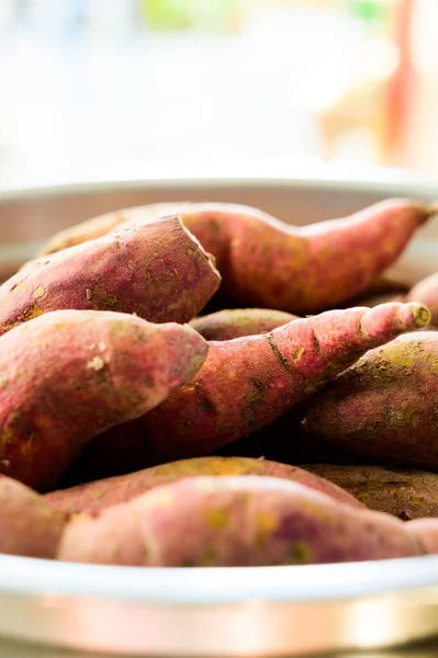 Paslanmaz çelik kasede taze patates, Tayland.