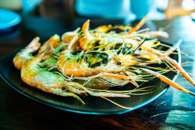 Tayland, siyah tabakta ızgara karides..