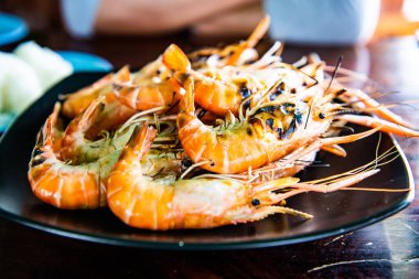 Tayland, siyah tabakta ızgara karides..