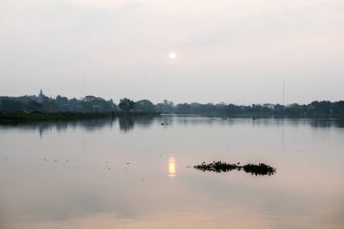 Kwan Phayao Gölü 'nde gün doğumu, Tayland.