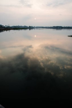 Kwan Phayao Gölü 'nde gün doğumu, Tayland.