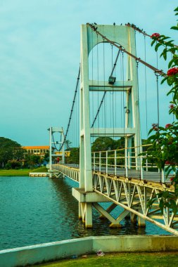 Nong Somboon Gölü, Tayland 'daki asma köprü..