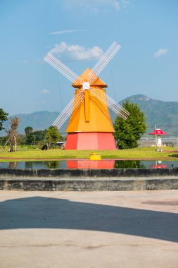 Tayland 'da, parkta güzel yel değirmeni.