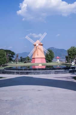 Tayland 'da, parkta güzel yel değirmeni.
