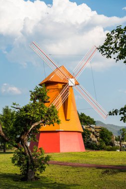 Tayland 'da, parkta güzel yel değirmeni.