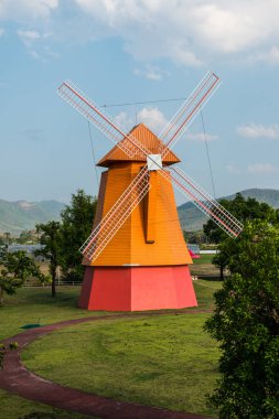 Tayland 'da, parkta güzel yel değirmeni.