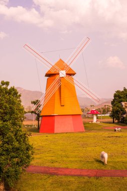 Tayland 'da, parkta güzel yel değirmeni.