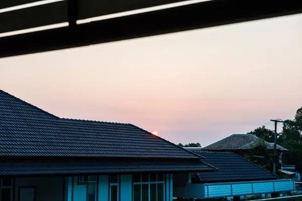 タイの屋根の上の日の出 — ストック写真