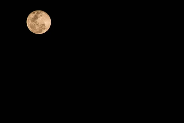 背景暗的超级月亮 — 图库照片