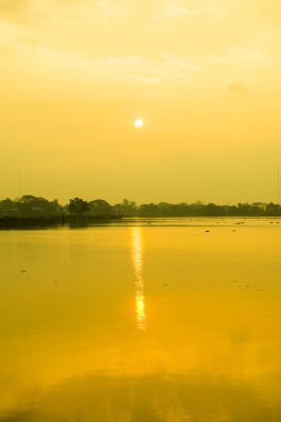 Kwan Phayao Gölü 'nde gün doğumu, Tayland.