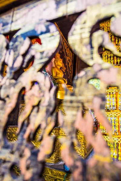 Золотий Будда Дерев Яним Переднім Планом Таїланд — стокове фото