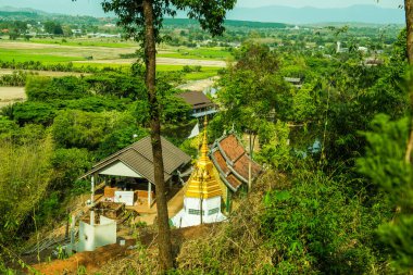 Tayland 'ın Chiang Rai bölgesinde pirinç tarlası olan Budizm binası..