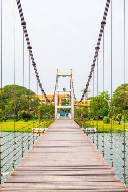Nong Somboon Gölü, Tayland 'daki asma köprü..