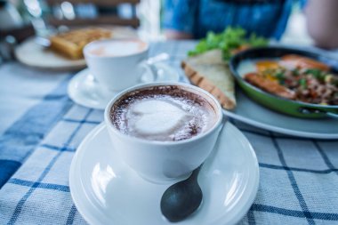 Beyaz bardakta sıcak çikolata, Tayland.