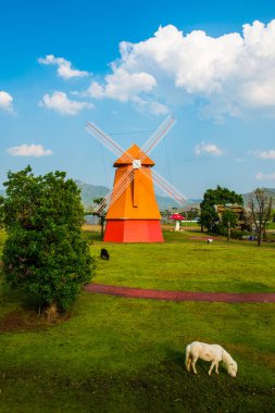 Tayland 'da, parkta güzel yel değirmeni.